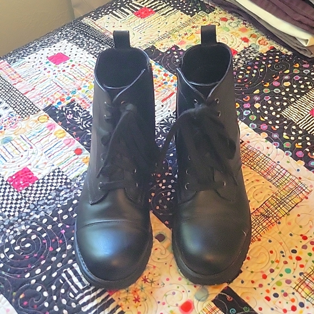 Vepose women's boots with side zipper size 8.5 black